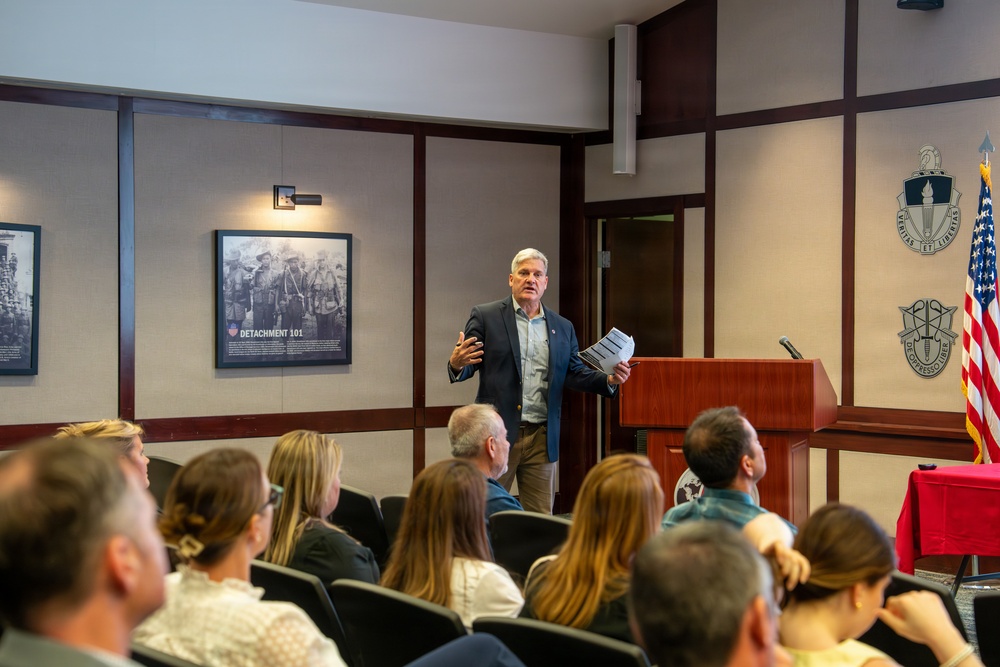 USSOCOM CLDP visits USASOC