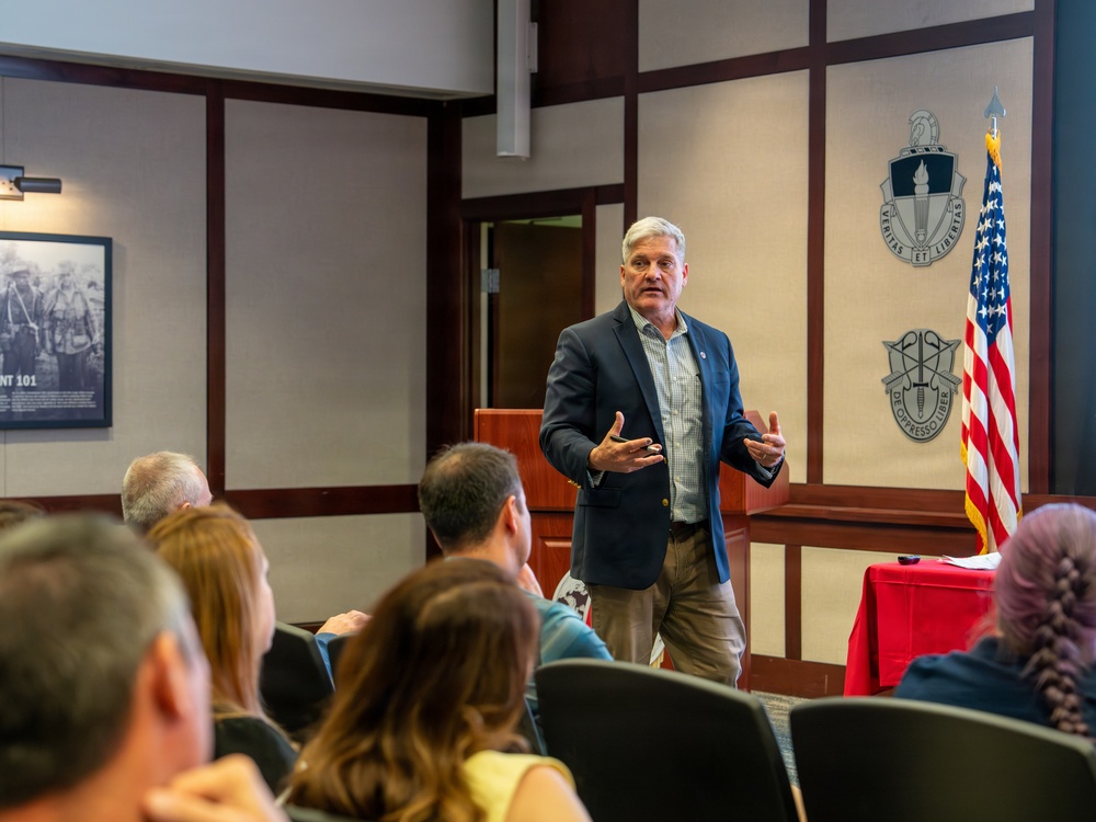 USSOCOM CLDP visits USASOC