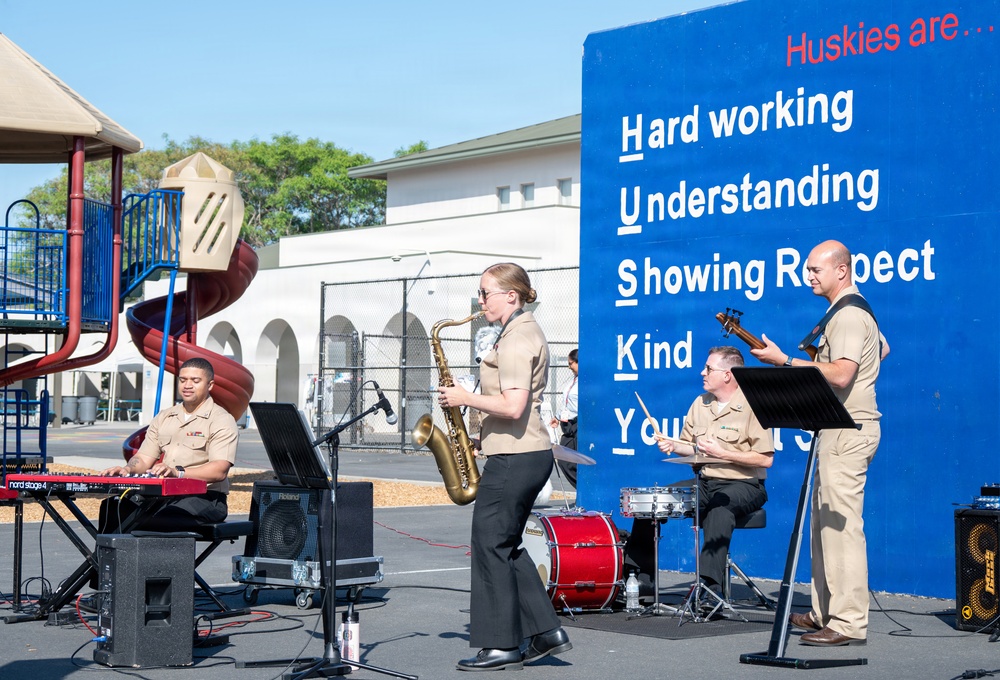 Naval Base San Diego visits Hedenkamp Elementary School to recognize Purple Star Kids