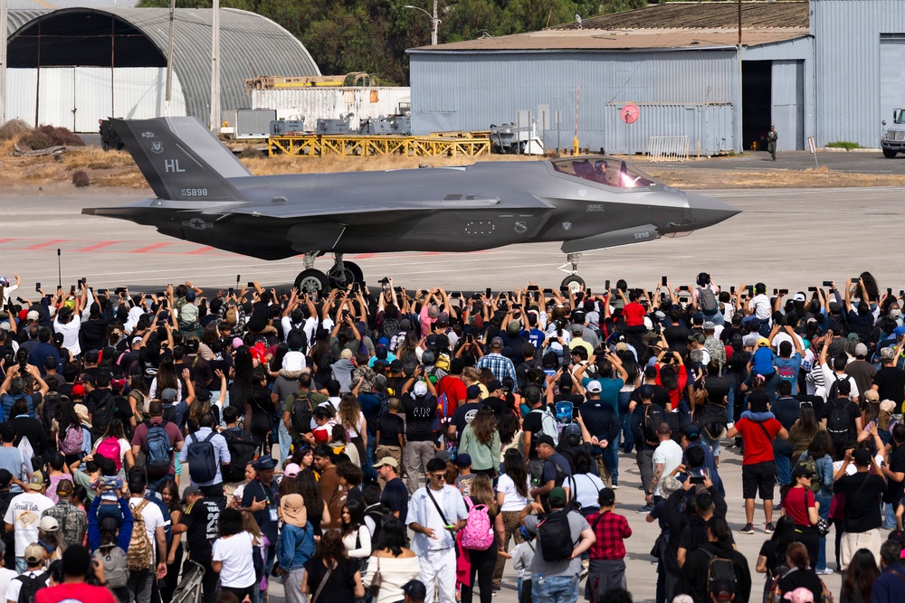 F-35 Demo Team, Chilean forces demonstrate airpower in Santiago