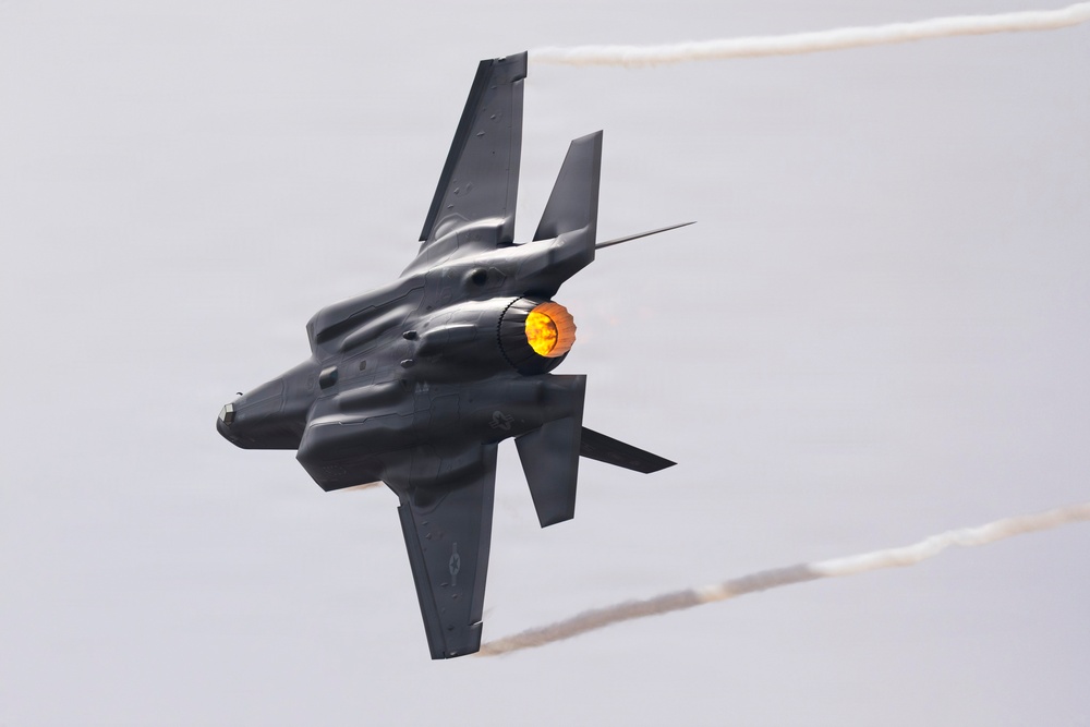 F-35 Demo Team, Chilean forces demonstrate airpower in Santiago