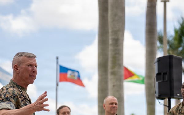 Marine Corps Commandant visits SOUTHCOM leaders, Marines