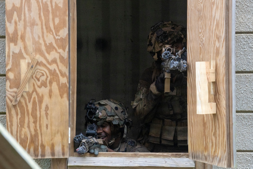 101st "Rakkasans" Soldiers Assault an Urban Training Village at JRTC