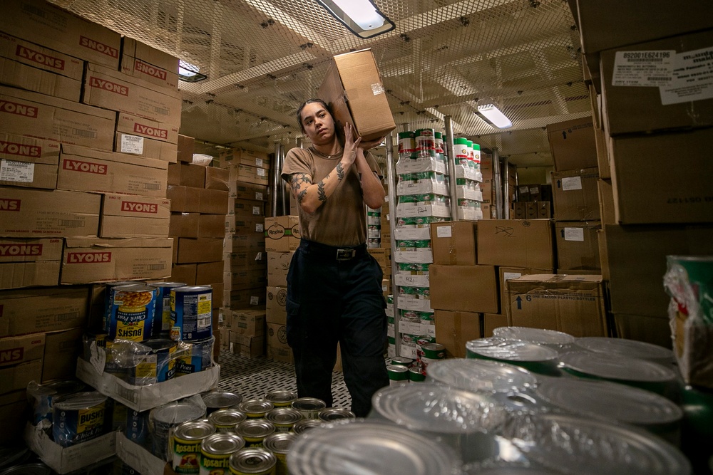USS Tripoli Serves Lunch