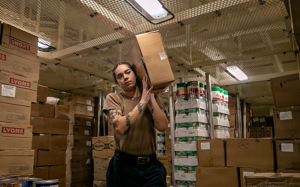 USS Tripoli Serves Lunch