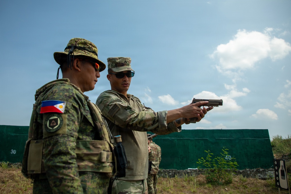 U.S. Soldiers Conduct M17 Training with Philippine Army