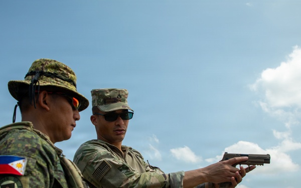 U.S. Soldiers Conduct M17 Training with Philippine Army