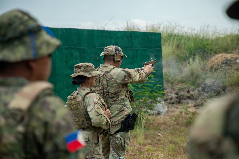U.S. Soldiers Conduct M17 Training with Philippine Army