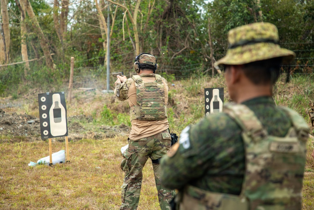 U.S. Soldiers Conduct M17 Training with Philippine Army