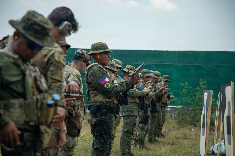 U.S. Soldiers Conduct M17 Training with Philippine Army