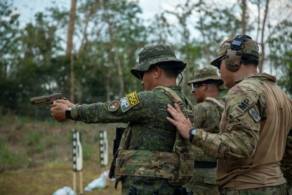 U.S. Soldiers Conduct M17 Training with Philippine Army