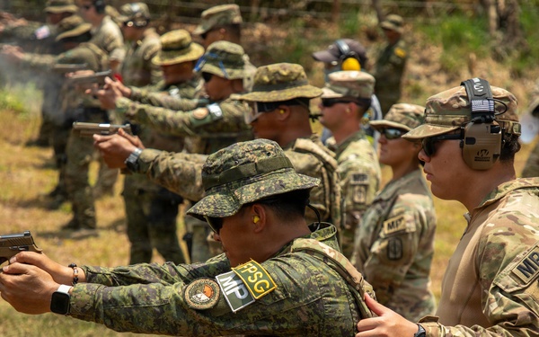 U.S. Soldiers Conduct M17 Training with Philippine Army