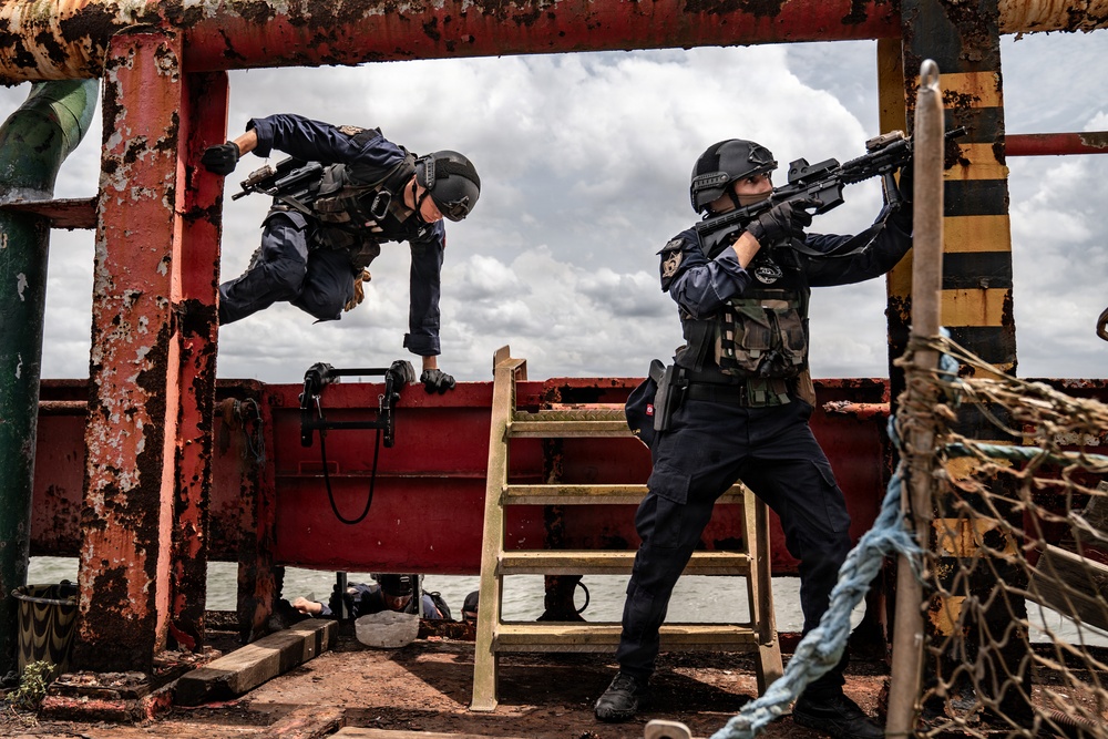 Multinational forces conduct maritime close-quarters combat and medical evacuation training