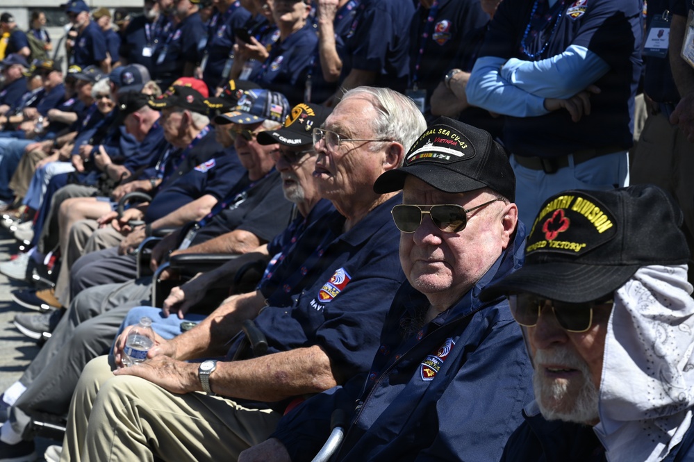 DCNG Commanding General Supports Blue Ridge Honor Flight at WWII Memorial