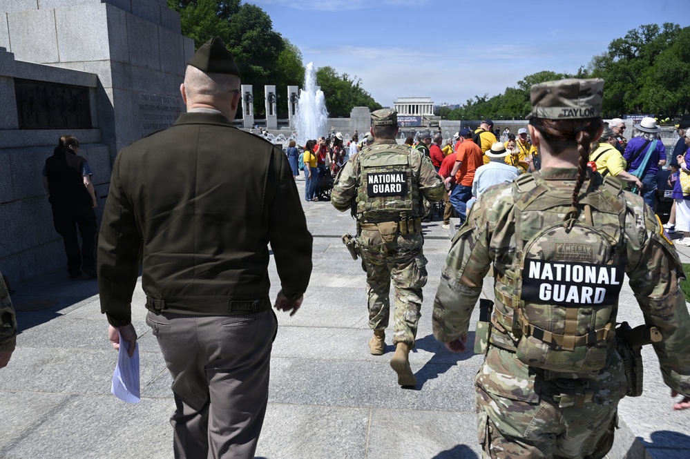 DCNG Commanding General Supports Blue Ridge Honor Flight at WWII Memorial