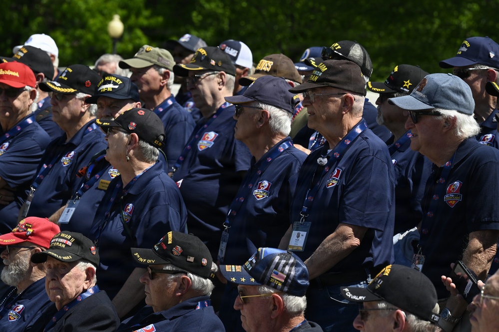 DCNG Commanding General Supports Blue Ridge Honor Flight at WWII Memorial