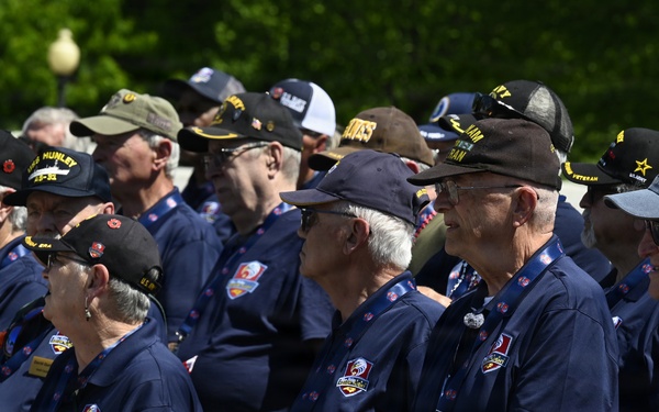 DCNG Commanding General Supports Blue Ridge Honor Flight at WWII Memorial
