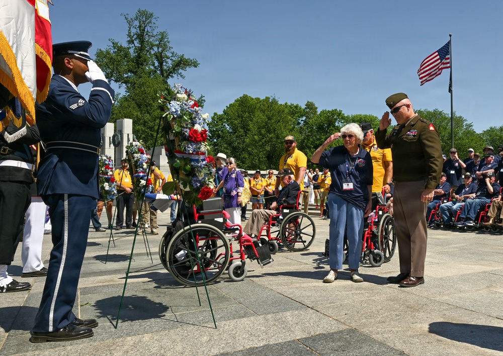DCNG Commanding General Supports Blue Ridge Honor Flight at WWII Memorial
