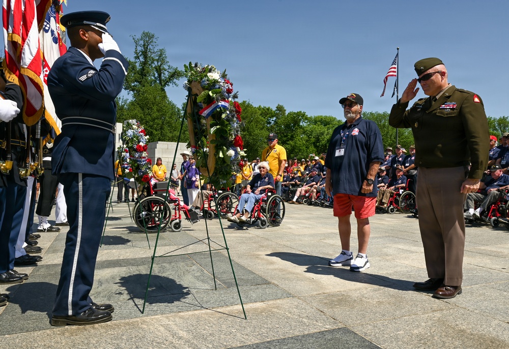 DCNG Commanding General Supports Blue Ridge Honor Flight at WWII Memorial