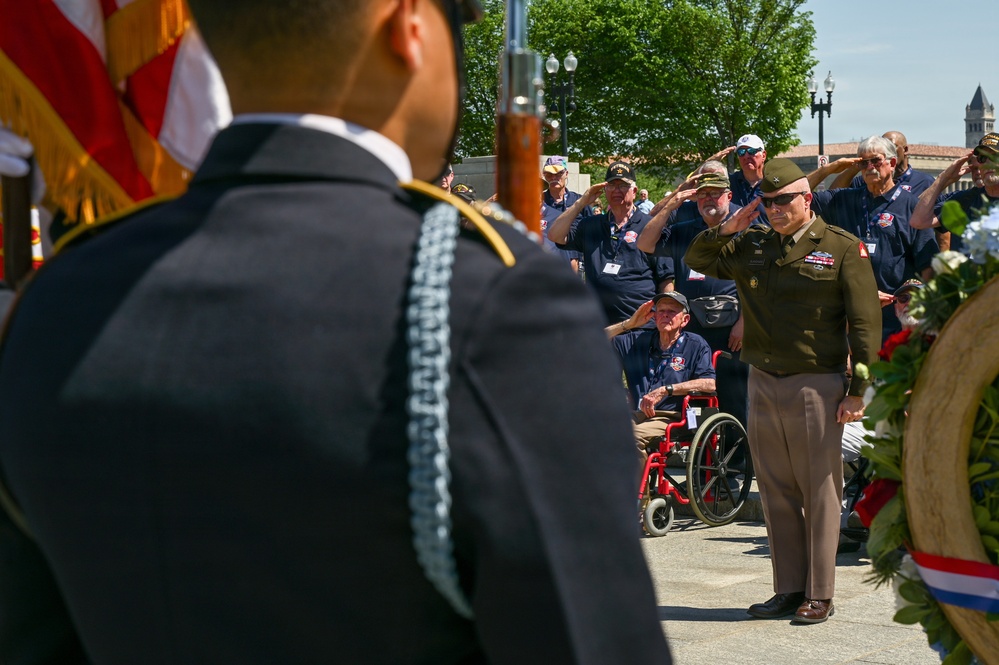 DCNG Commanding General Supports Blue Ridge Honor Flight at WWII Memorial