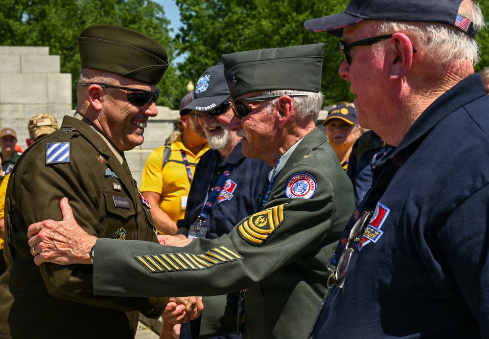 DCNG Commanding General Supports Blue Ridge Honor Flight at WWII Memorial