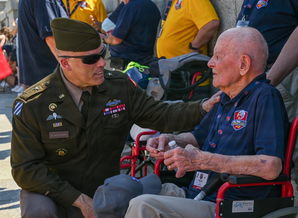 DCNG Commanding General Supports Blue Ridge Honor Flight at WWII Memorial