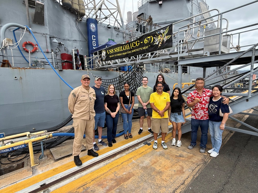 USS Shiloh hosts U.S. Soldiers and civilians