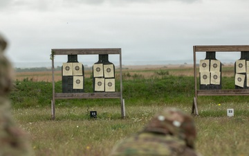Soldiers conduct pre-deployment weapons qualification at Fort Hood