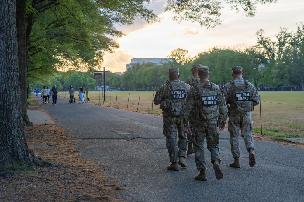 Mississippi National Guard Soldiers connect with the community at the Lincoln Memorial