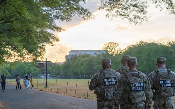 Mississippi National Guard Soldiers connect with the community at the Lincoln Memorial