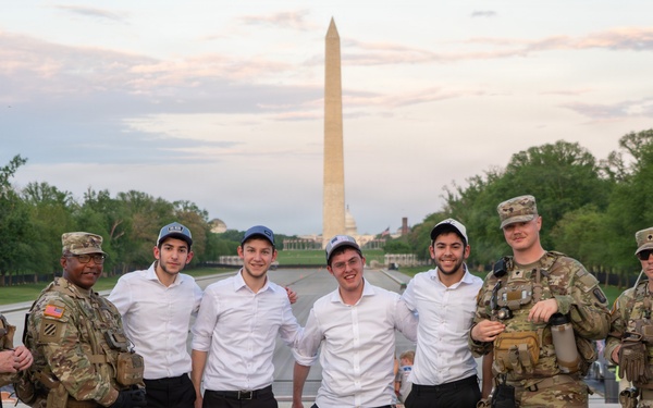 Mississippi National Guard Soldiers connect with the community at the Lincoln Memorial