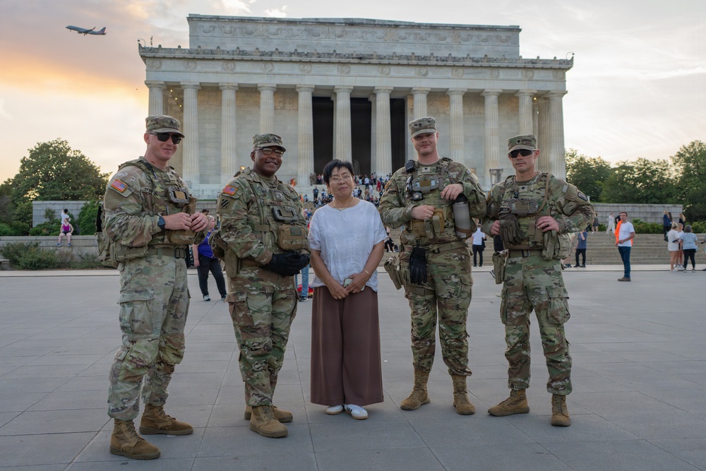 Mississippi National Guard Soldiers connect with the community at the Lincoln Memorial