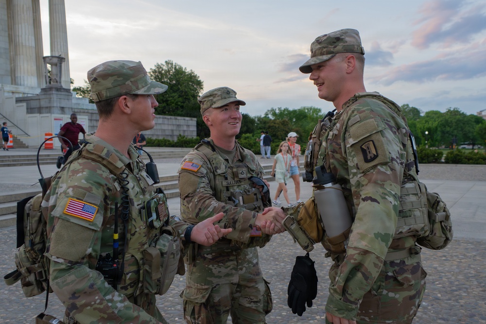 Mississippi National Guard Soldiers connect with the community at the Lincoln Memorial