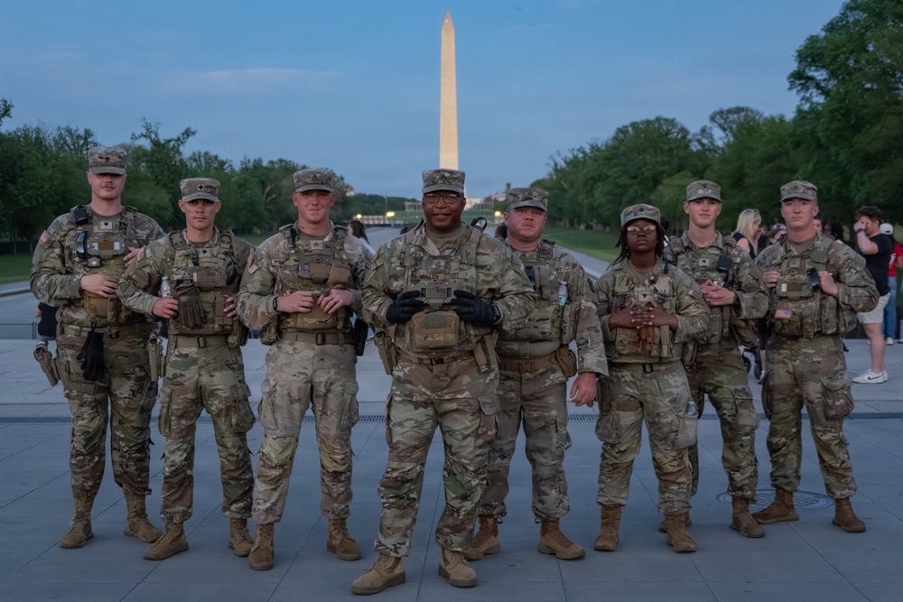 Mississippi National Guard Soldiers connect with the community at the Lincoln Memorial
