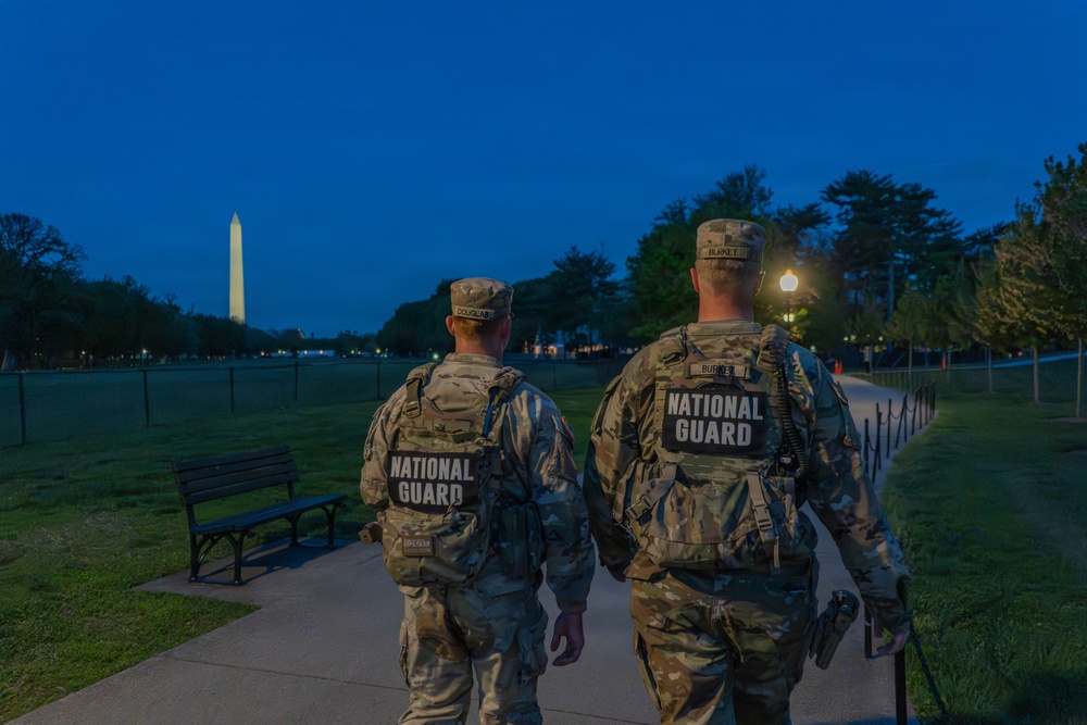 Mississippi National Guard Soldiers connect with the community at the Lincoln Memorial