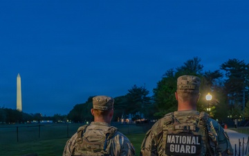 Mississippi National Guard Soldiers connect with the community at the Lincoln Memorial