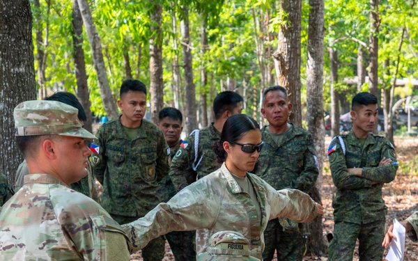U.S. and Philippine Soldiers Conduct Detainee Collection Point Training