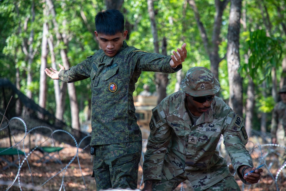 U.S. and Philippine Soldiers Conduct Detainee Collection Point Training