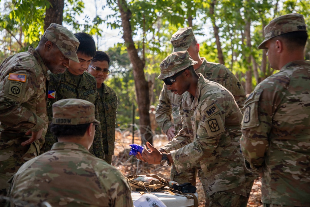 U.S. and Philippine Soldiers Conduct Detainee Collection Point Training