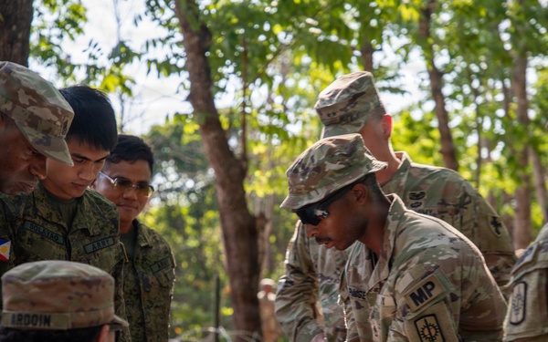 U.S. and Philippine Soldiers Conduct Detainee Collection Point Training
