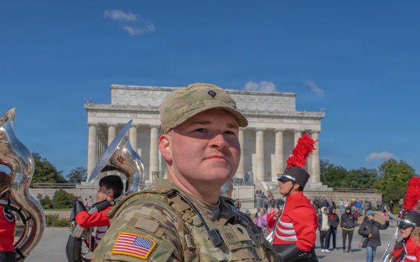Mississippi National Guard Soldiers patrol at the Lincoln Memorial