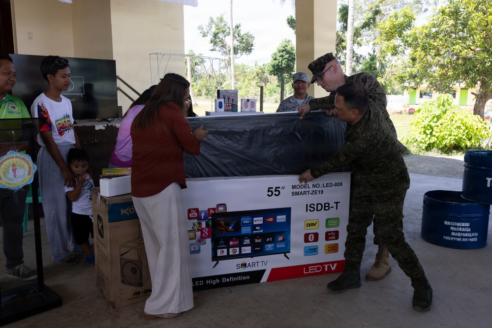 Balikatan 2026: Tinib-Calangcusan Elementary School hosts a Bundle of Joy ceremony