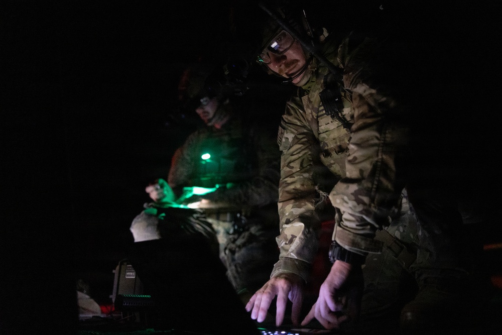 22nd MEU(SOC) | Marines and U.S. Coast Guard Fast Rope Aboard USS Fort Lauderdale