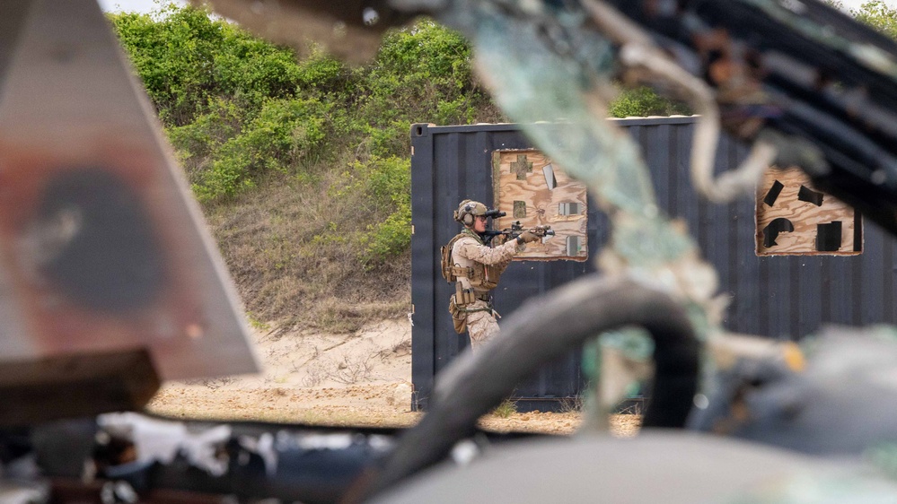 24th MEU MRF conduct Rifle and Pistol Drills