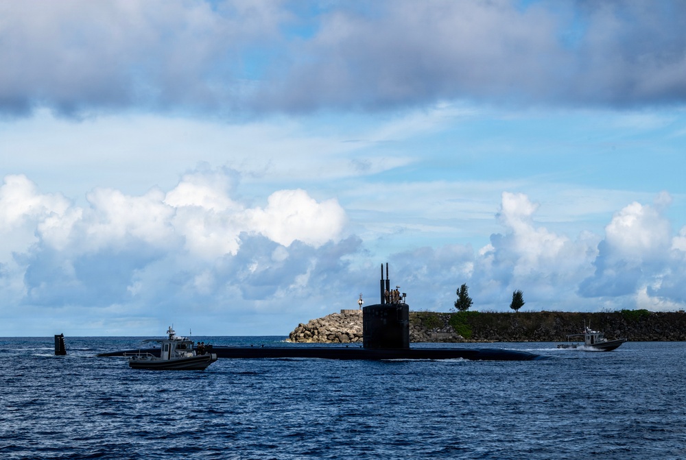 USS Annapolis (SSN 760) conducts a brief stop for personnel