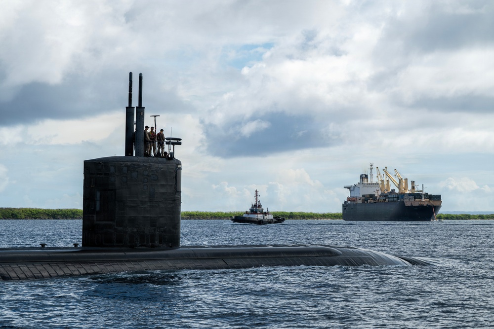 USS Annapolis (SSN 760) conducts a brief stop for personnel