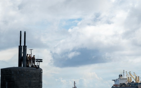 USS Annapolis (SSN 760) conducts a brief stop for personnel