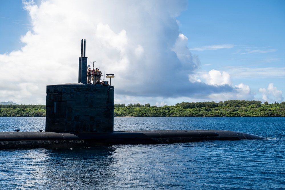 USS Annapolis (SSN 760) conducts a brief stop for personnel