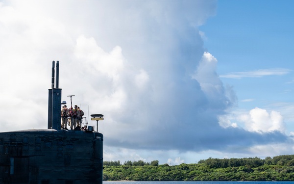 USS Annapolis (SSN 760) conducts a brief stop for personnel