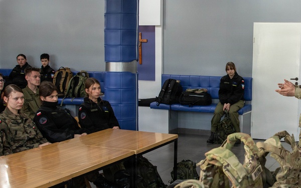 V Corp Soldiers participate in cultural exchange, educate students of Klasy Mundurowe in Poznan, Poland